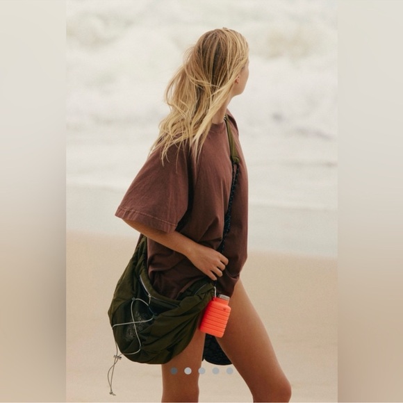 Free people happy landing, sling bag in olive - Picture 6 of 6